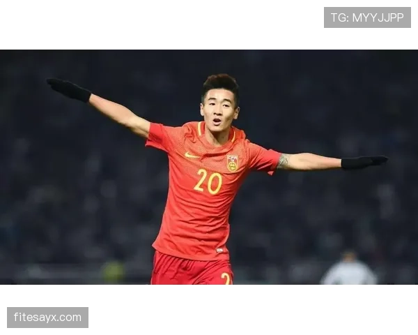 韦世豪私下穿拖鞋逛奢侈品店，店员以为是群演