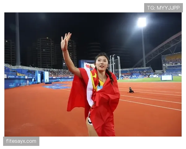 吴艳妮赛前涂指甲油的画面被拍到，这姐是真把田径场当T台了？