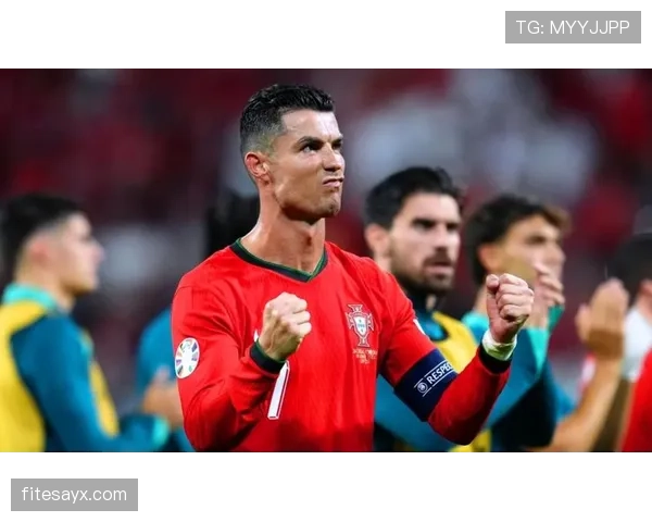 C罗赛场上狂砍进球，家里却被宠成了低调暖男，反差也太大了吧！